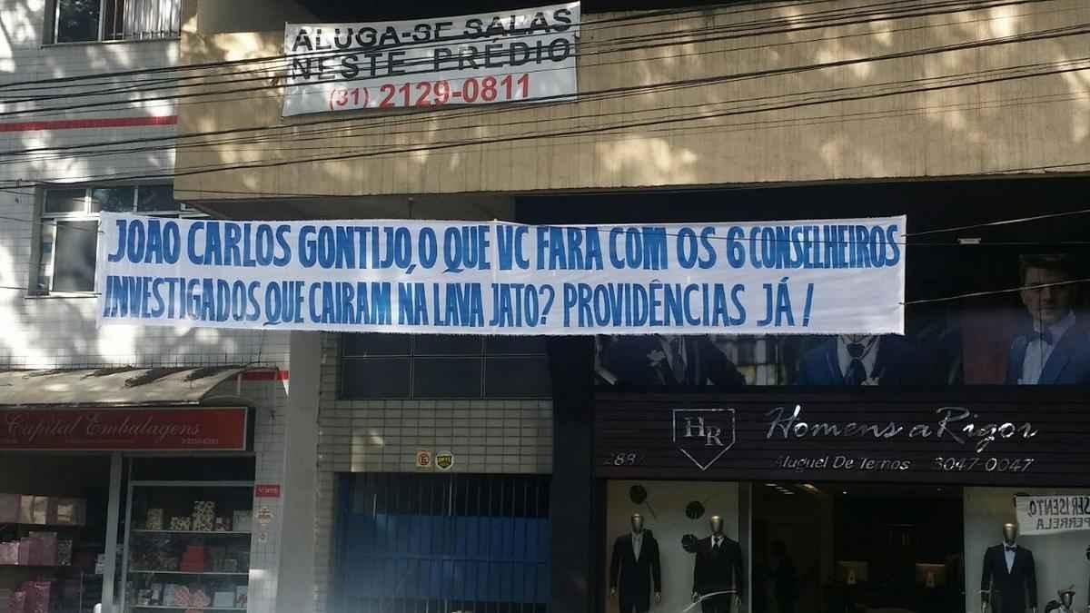 Faixas crticas ao conselho do Cruzeiro no Barro Preto