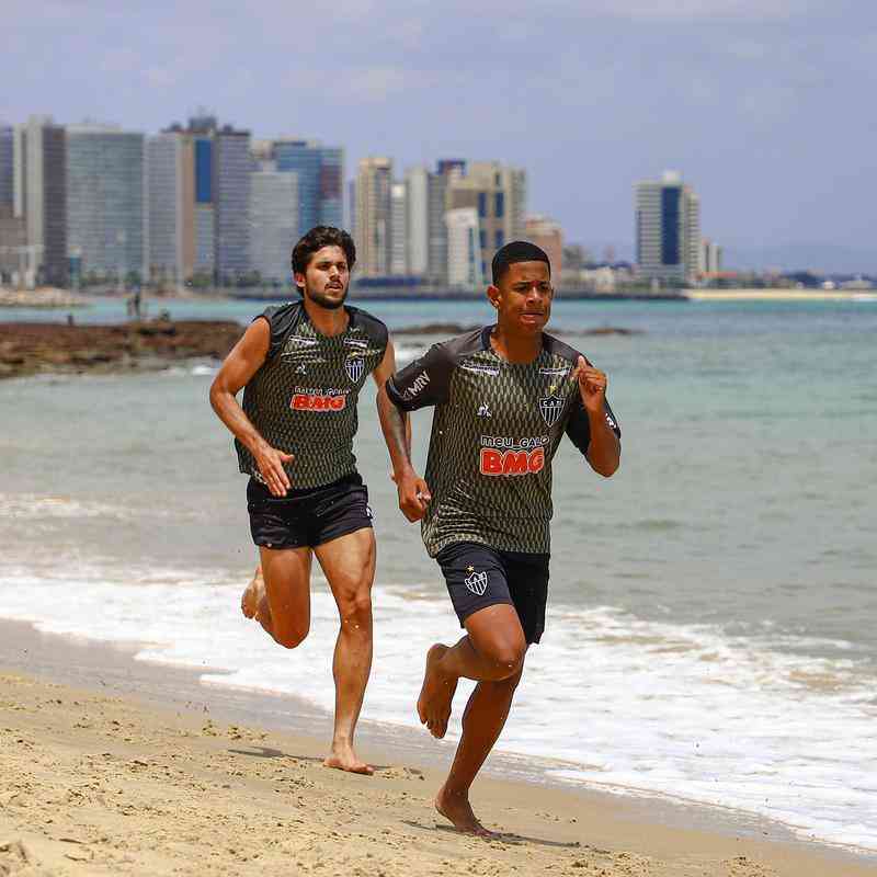 Jogadores do Atlético treinaram na Praia do Mucuripe, em Fortaleza