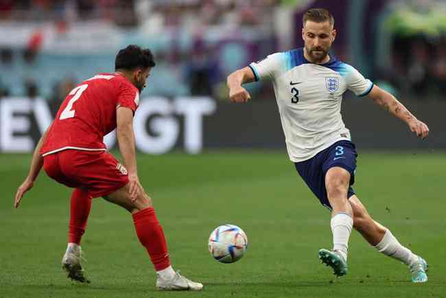 GOLEIRO do IRÃ vai a NOCAUTE e é substituído contra a INGLATERRA