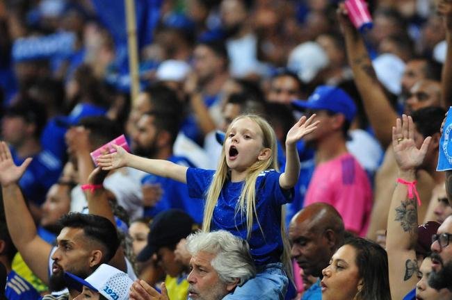 Alcia Reis, de 8 anos, em festa na torcida do Cruzeiro durante o empate por 1 a 1 com o Ituano, no Mineiro, pela Srie B de 2022