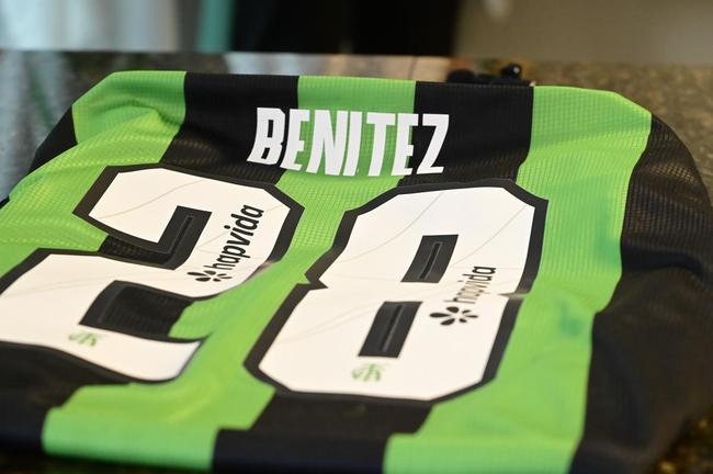 Reforço do Coelho, Benítez foi apresentado após sessão de fotos e autógrafos