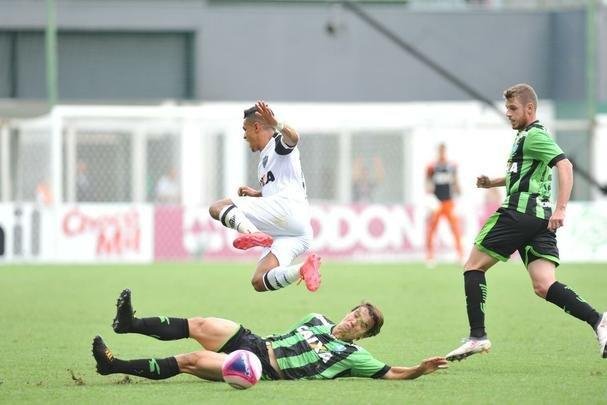 Imagens do primeiro tempo do clssico entre Amrica e Atltico, no Independncia