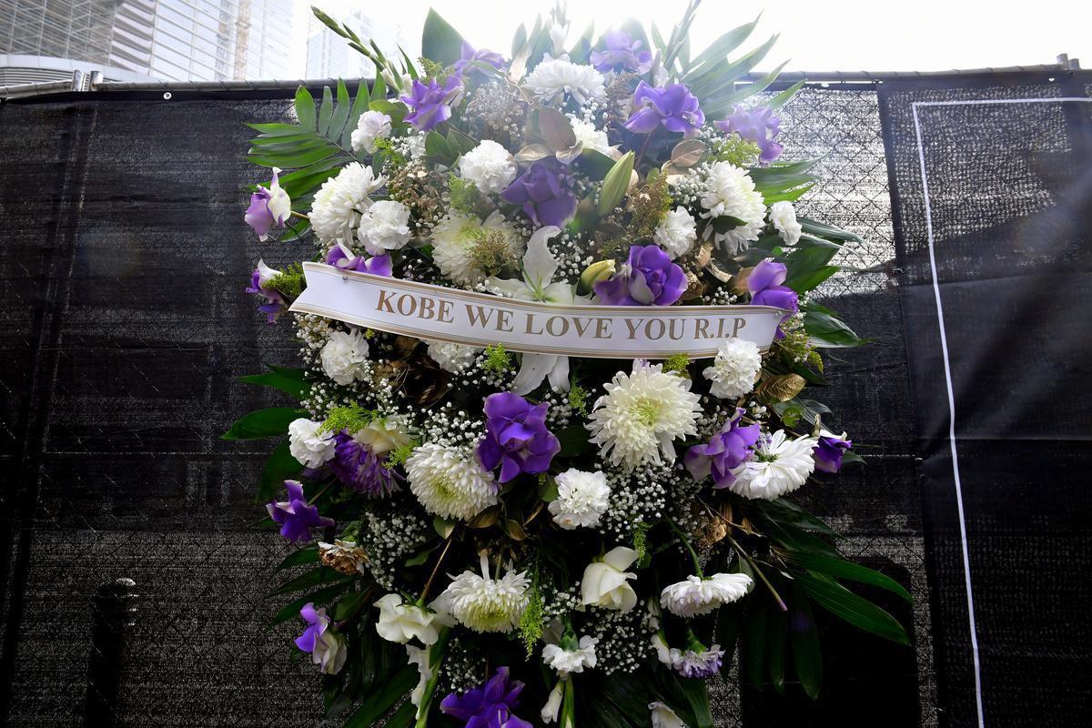 Torcedores do Lakers e amantes do basquete homenageiam Kobe Bryant