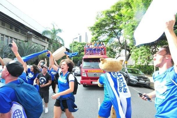 Jogadoras do Minas desfilam em carro aberto pelas ruas de Belo Horizonte após conquista do tri da Superliga Feminina de Vôlei