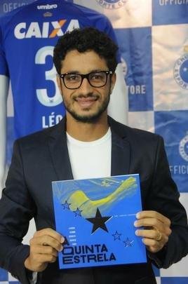 Zagueiro Leo lanou no Barro Preto o livro A Quinta Estrela, sobre o penta da Copa do Brasil