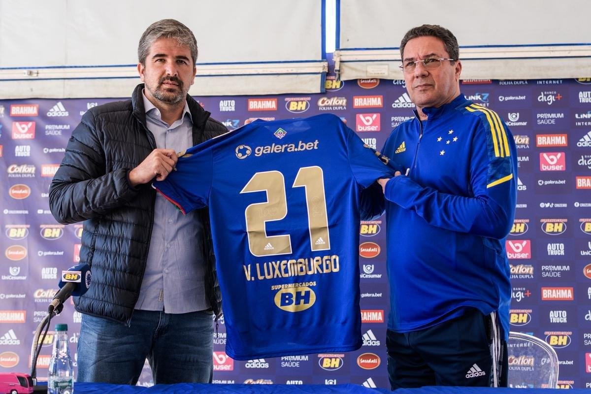 Agosto/2021: Em 3 de agosto, o Cruzeiro contratou Vanderlei Luxemburgo. A chegada do tcnico  Toca da Raposa II foi apoiada por Pedro Loureno, principal mecenas do clube, que prometeu ajudar com o pagamento de salrios atrasados. O comandante foi apresentado por Rodrigo Pastana em 5 de agosto. 