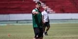 Jogadores do Santa Cruz treinaram no est�dio do Arruda, j� apresentando trabalhos com bola no gramado, sob a supervis�o do t�cnico Itamar Sch�lle. Todos os atletas e os membros da comiss�o t�cnica seguem submetidos �s medidas de afastamento social.