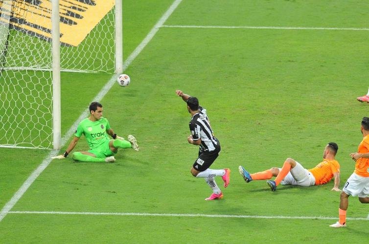 Fotos do gol de Hulk, do Atltico, sobre o La Guaira, no Mineiro, pela Libertadores