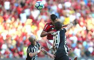 Paquet, de cabea, recolocou o Flamengo em vantagem aos 8 do segundo tempo: 2 a 1