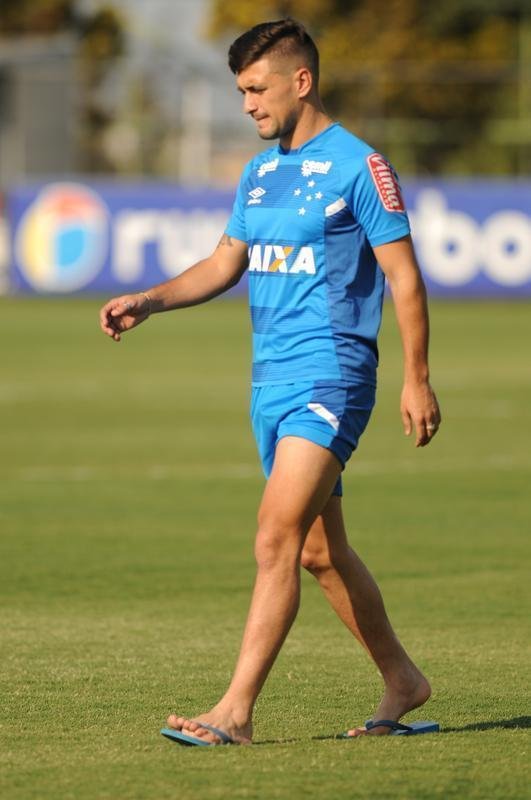 Jogadores do Cruzeiro se reapresentaram nesta sexta-feira, na Toca da Raposa II, aps a conquista do pentacampeonato da Copa do Brasil. Mano j disse que Robinho e Raniel esto vetados para enfrentar o Corinthians no domingo, s 16h, no Mineiro, pelo Brasileiro. Os provveis substitutos sero Rafinha e Rafael Sobis.