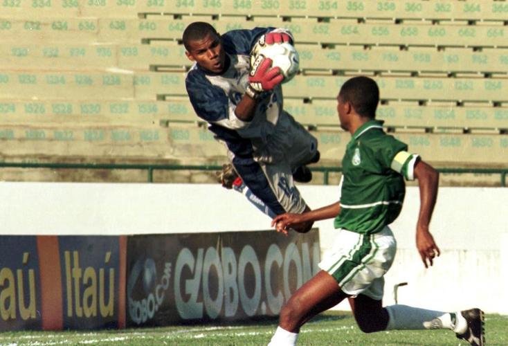 Com apenas 17 anos e 7 meses, Jefferson estreou pelo Cruzeiro no triunfo por 1 a 0 sobre o Guarani, em 19 de agosto de 2000, pela Copa Joo Havelange. Alm de fazer boas defesas, ele contou com a sorte ao ver Renato, do Bugre, cobrar pnalti na trave quando o placar ainda estava 0 a 0. Ao todo, o ex-goleiro entrou em campo 81 vezes pelo clube.