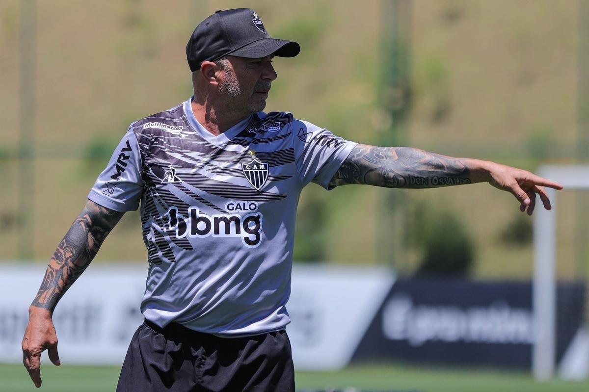 Atlético divulga fotos do novo uniforme de treino