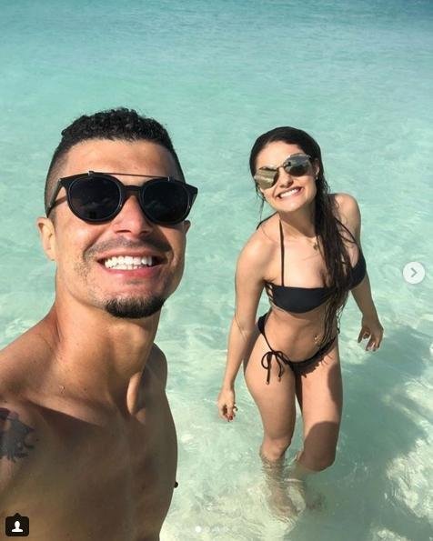 Egdio e sua esposa no mar paradisaco das Bahamas