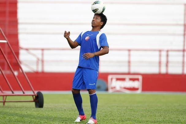 Outro estrangeiro que chegou ao Nutico para o Brasileiro de 2012 foi o meia Breitner. Natural da Venezuela e cria das categorias de base do Santos, ele era apontado no Alvinegro como uma das grandes promessas do clube. Mas muito em virtude de seu porte fsico frgil, ele no conseguiu espao e foi emprestado. No Nutico, ele recebeu algumas oportunidades, mas no agradou  comisso tcnica e ficou boa parte do ano no banco de reservas.
