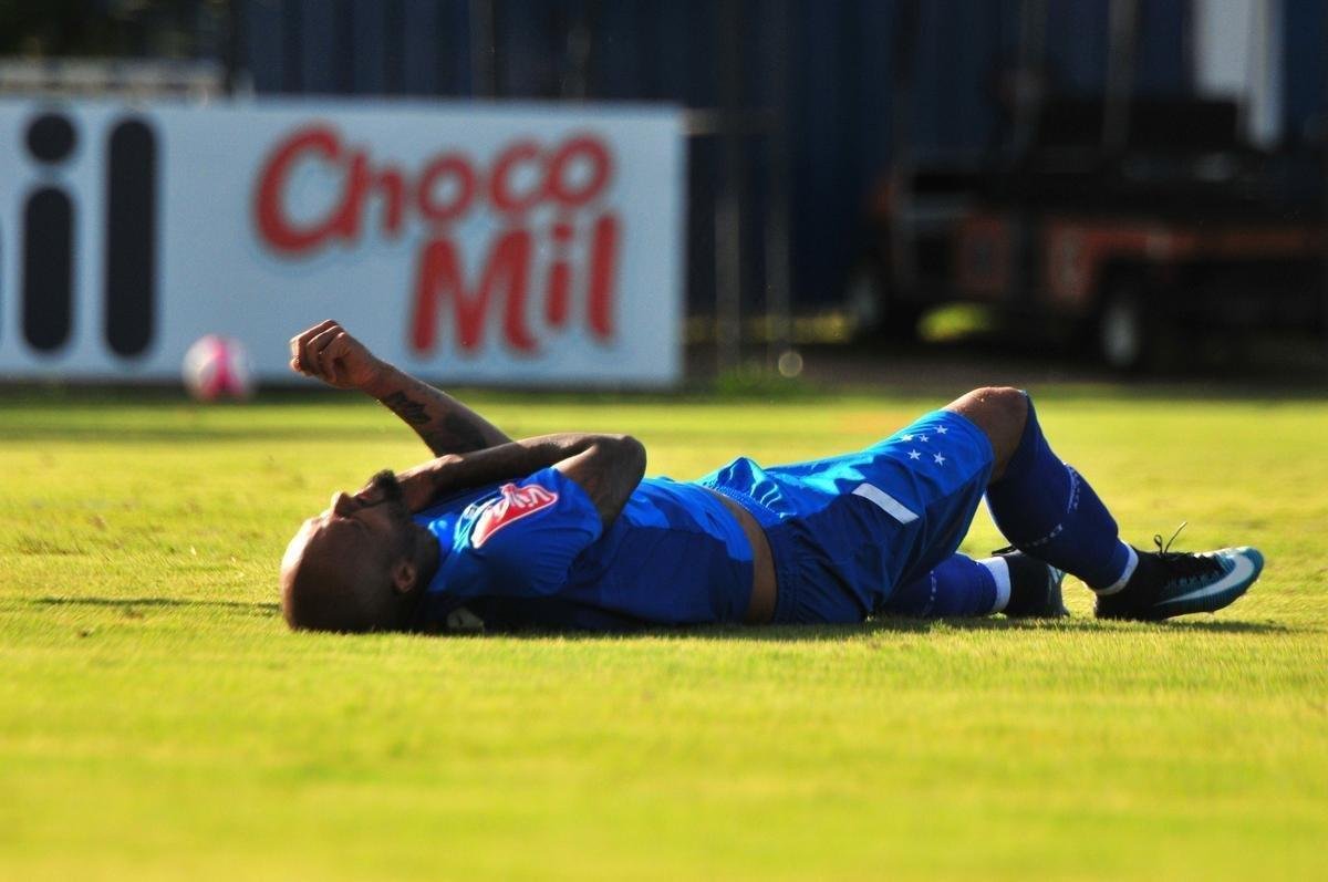 Sem Thiago Neves, que est com desgaste na panturrilha, Mano Menezes escalou o time titular do Cruzeiro no coletivo com Fbio; Lucas Romero, Leo, Murilo e Egdio; Henrique e Ariel Cabral; Robinho, Arrascaeta e Rafinha; Fred. Os reservas atuaram com Rafael; Arthur, Digo, Manoel e Marcelo Hermes; Lucas Silva, Nonoca e Bruno Silva; Rafael Marques, Rafael Sobis e Judivan