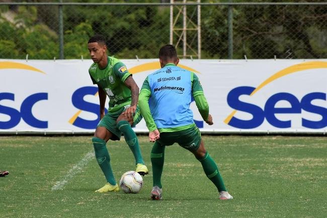 O Amrica segue com treinos preparatrios para a disputa do Campeonato Mineiro 2021. Comandados pelo auxiliar tcnico Mrcio Hahn, jogadores da base americana - e tambm os que tiveram menos oportunidades na temporada 2020 - realizam atividades voltadas ao Estadual.