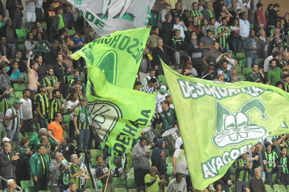 Torcedores do Amrica na partida contra o Internacional, no Independncia, pela 15 rodada do Brasileiro