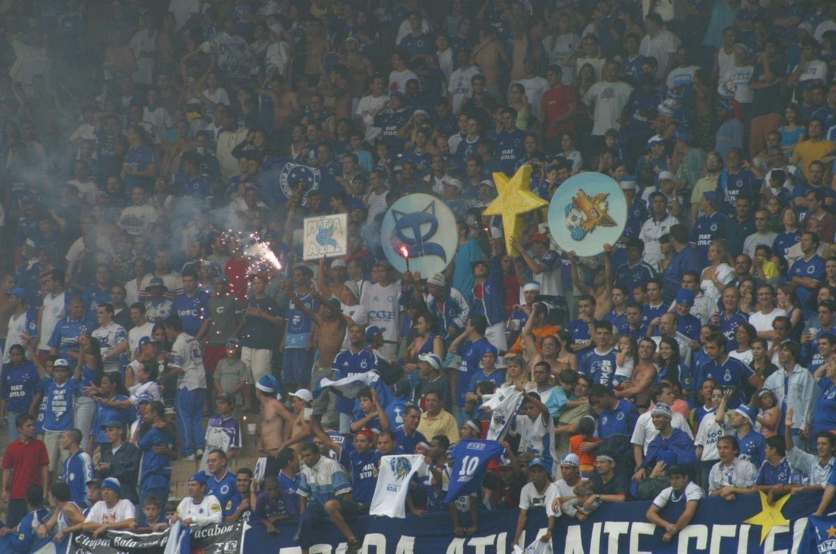 Com o ttulo brasileiro confirmado, o Cruzeiro fez no dia 7 de dezembro de 2003 o jogo da taa e das faixas contra o Fluminense, no Mineiro. Com show de Alex, autor de dois gols, o time celeste goleou os cariocas por 5 a 2 e promoveu nova festa da torcida azul em Belo Horizonte. Jogadores finalmente ergueram a taa oficial do Campeonato Brasileiro, cedida pela CBF, e deram a volta olmpica. Os campees brasileiros de 1966 tambm participaram das comemoraes no Gigante da Pampulha.