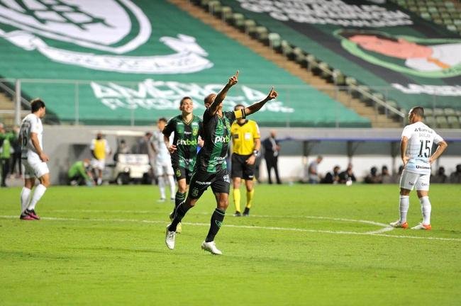 Fotos do gol de Juninho, o terceiro do Amrica na partida contra o Grmio, no Independncia, em BH, pelo Brasileiro: 3 a 0