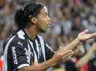 Mesmo aposentado, Ronaldinho esbanja talento no futevlei; veja lances