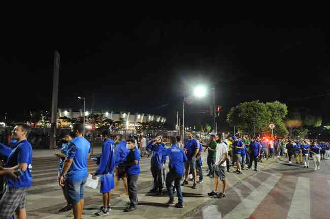 Torcedores enfrentaram fila gigante para ter acesso ao Mineiro