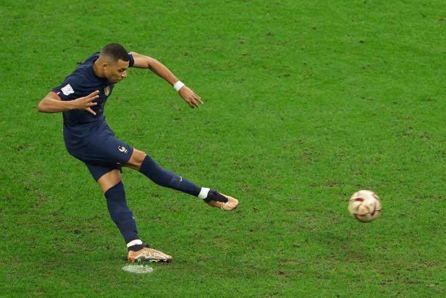 Mbapp faz o primeiro gol da Frana na final contra a Argentina e reduz vantagem do rival para 2 a 1. O francs cobrou pnalti cometido por Otamendi