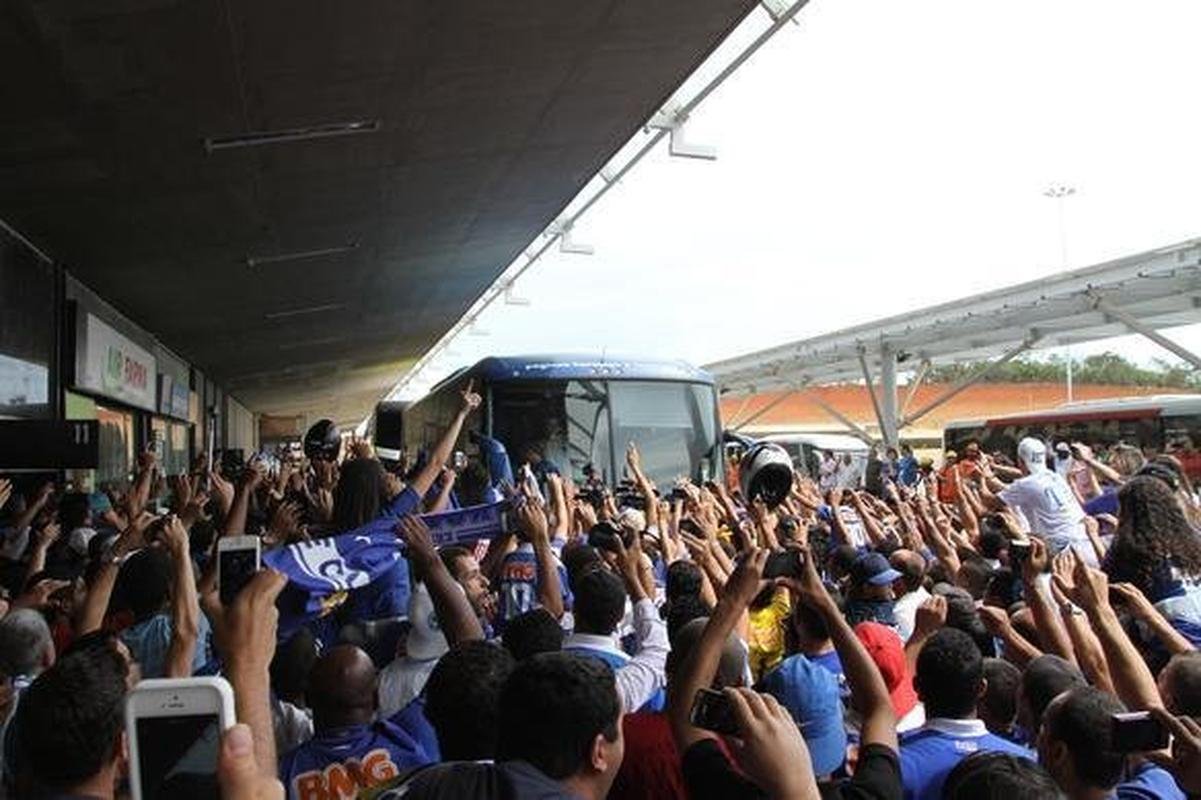 Na chegada ao Aeroporto de Confins, jogadores do Cruzeiro, campees brasileiros, fizeram festa com a torcida e at subiram no teto do nibus do clube