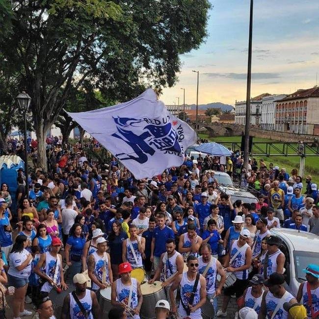 Cerca de 8 mil folies foram s ruas de So Joo del-Rei para acompanhar o Bloco Raposo, nesse sbado de Carnaval