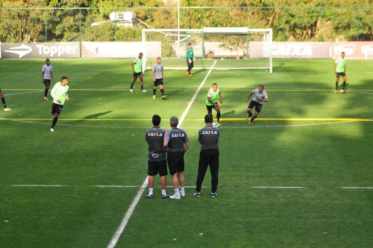 O tcnico Oswaldo de Oliveira foi apresentado na tarde desta tera-feira e, em seguida, comandou treino na Cidade do Galo
