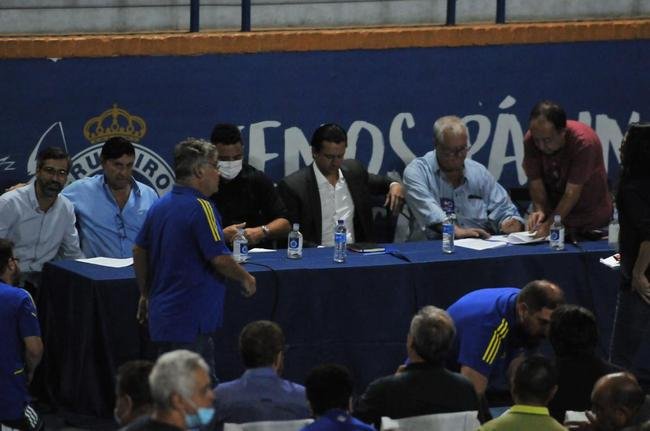 Fotos da Reunio Extraordinria para votao da venda da SAF a Ronaldo. Fenmeno compareceu ao Parque Esportivo do Barro Preto e foi muito assediado por conselheiros do clube