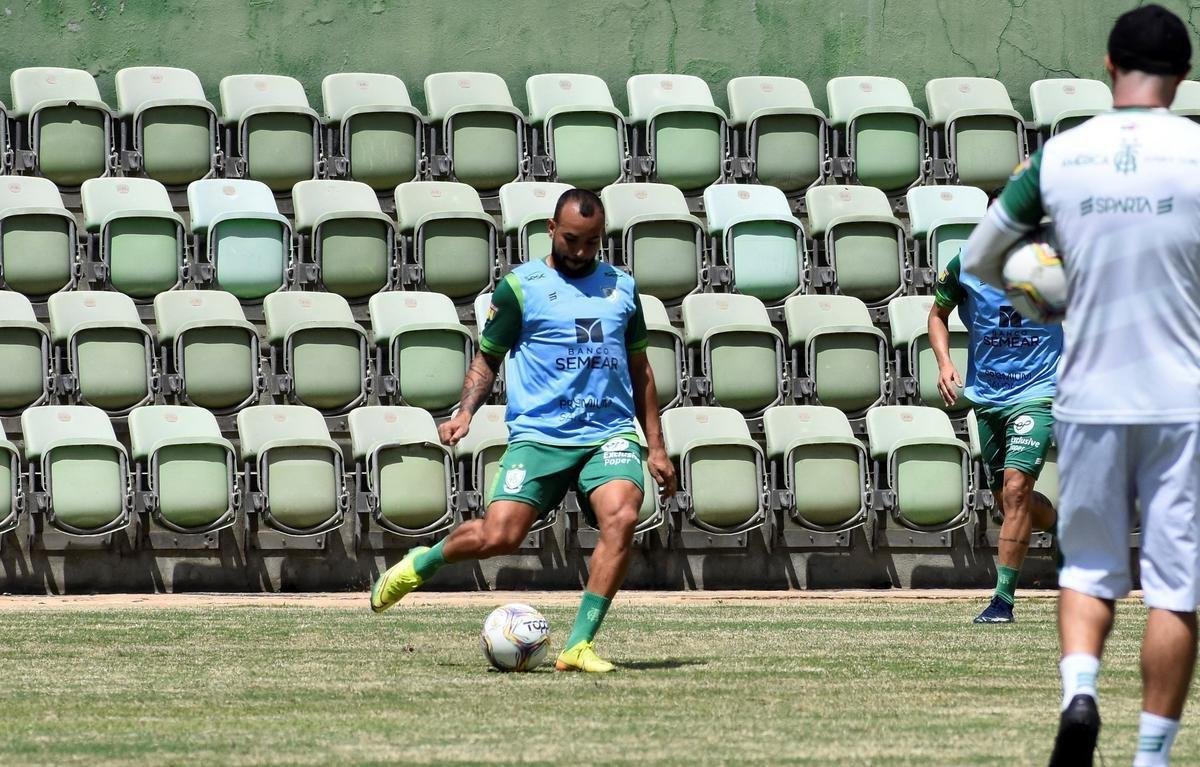 Dos dias 26 a 28 de janeiro, o Amrica realizou atividades totalmente voltadas ao confronto contra o Ava, pela 38 rodada da Srie B do Campeonato Brasileiro. Nesta sexta-feira (29), s 21h30, Coelho e Leo da Ilha se enfrentam no Independncia, em Belo Horizonte. A partida pode selar um indito tricampeonato do Amrica, que se isolaria como maior vencedor da competio. Alm disso, o elenco almeja a conquista para coroar uma temporada histrica, em que o clube foi semifinalista da Copa do Brasil.