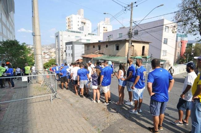 Torcida do Cruzeiro chega ao Independncia para o primeiro jogo com pblico no estdio durante a pandemia