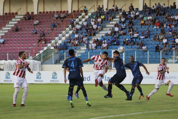 5ª rodada - 25/5
Confiança 1x1 Náutico
No segundo jogo de Dal Pozzo na Série C, a segunda vitória só não veio por conta de um erro grosseiro da arbitragem, que não viu um gol legítimo dos alvirrubros, quando o goleiro do Confiança espalmou a bola para dentro da meta após falta despretensiosa do lateral André Krobel.