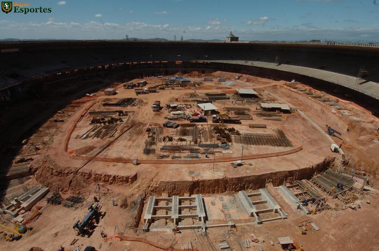 10/10/2011 - Estdio  um verdadeiro canteiro de obras. Na parte superior, comea preparao para ampliao da cobertura de 29m para 55m
