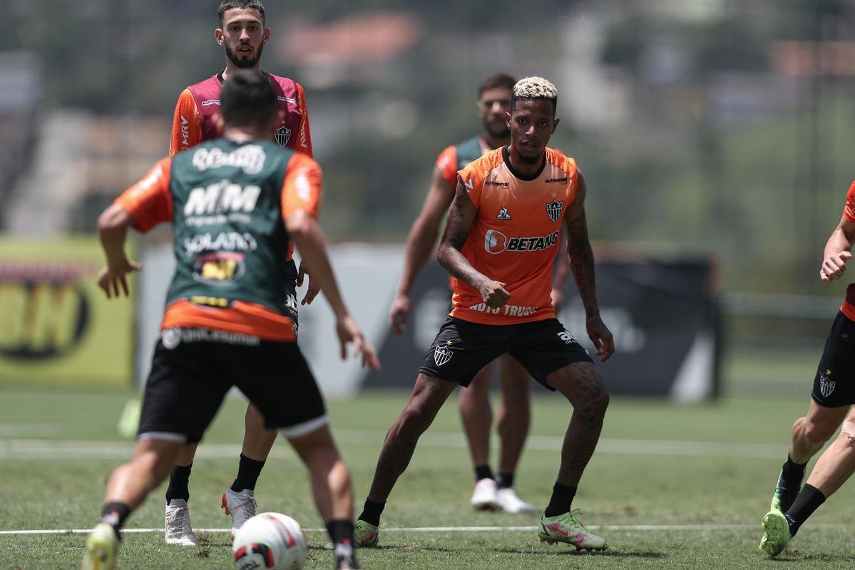 Com seriedade, mas tambm descontrao, o Atltico treinou sob sol forte na manh desta sexta-feira (21), na Cidade do Galo, em Vespasiano. Este foi o quinto dia de pr-temporada para o clube mineiro em 2022, sob o comando do tcnico argentino Antonio 'El Turco' Mohamed. Novas baixas, o volante Allan e o atacante Keno testaram positivo para COVID-19 e no participaram das atividades (ambos cumprem perodo de sete dias de isolamento social).