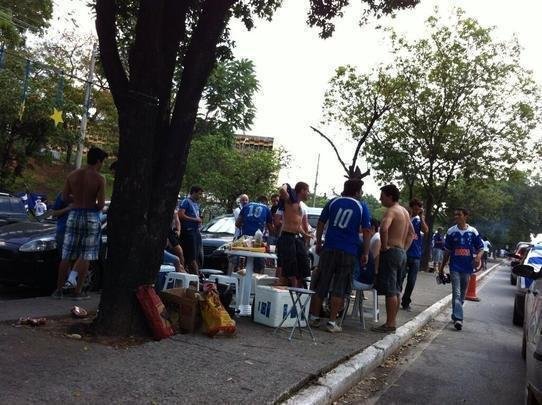 Torcida do Cruzeiro j comea a se movimentar em vrios pontos da cidade antes da partida contra o Grmio, s 17h, no Mineiro