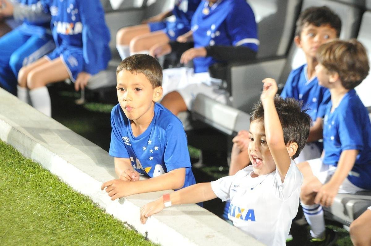 Torcida do Cruzeiro encarou frio e crise de abastecimento para apoiar o time contra o Palmeiras, no Mineiro