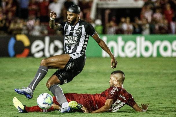 Náutico foi melhor no primeiro tempo e terminou a etapa inicial vencendo pelo placar de 1 a 0, com gol do meia Jean Carlos.