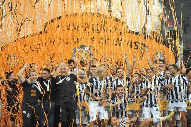 Atlético ergue a taça e festeja bi da Copa do Brasil