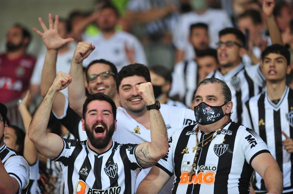 No segundo tempo, de cabea, Vargas abriu o placar para o Atltico no Mineiro: 1 a 0