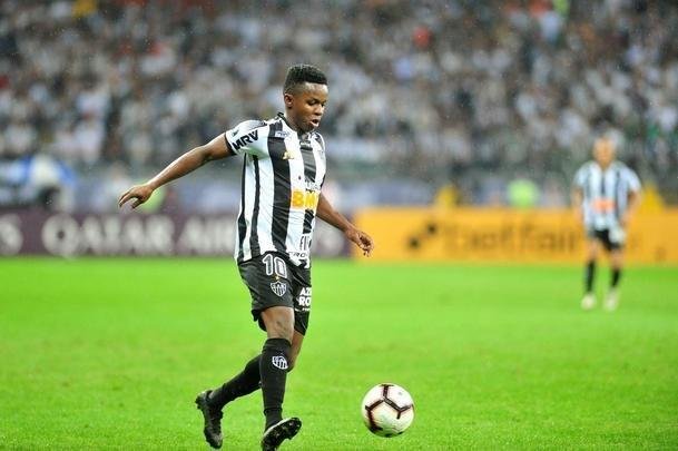 Pulga Rodrguez converteu pnalti cometido por Elias e diminuiu para o Coln: 2 a 1