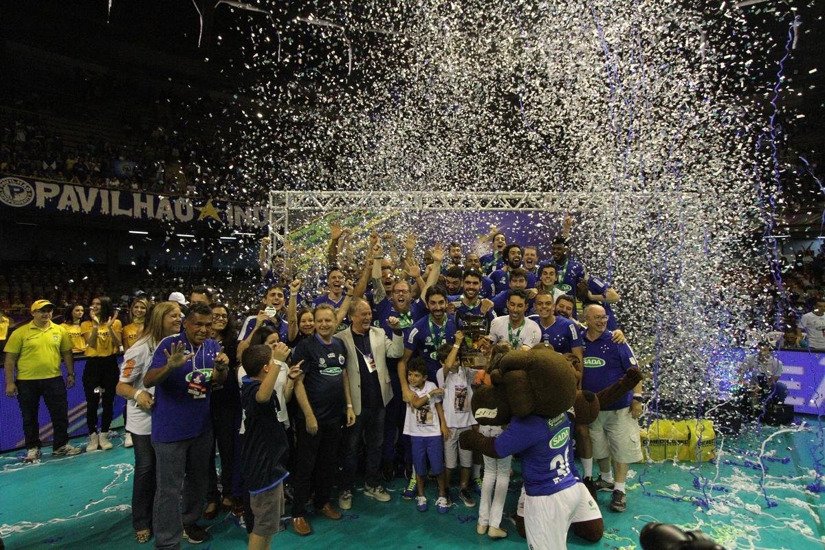 Depois da vitria sobre o Sesi, jogadores do Cruzeiro fizeram grande festa no Mineirinho, em BH