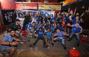 Torcedores do Cruzeiro iniciam viglia de 24 horas para aguardar final da Copa do Brasil, contra o Flamengo, no Mineiro. Esforo pelo sonho do pentacampeonato nacional.