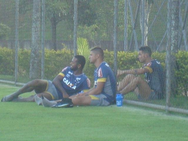 Thiago Neves acompanha treino do Cruzeiro na companhia de zagueiro Ded e de atacante Judivan