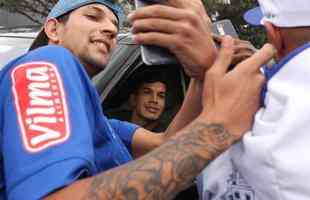 Torcedores do Cruzeiro foram  porta da Toca II apoiar os jogadores s vsperas do jogo com o Flamengo