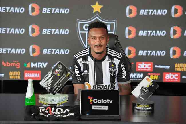 Improvisado na lateral, Edenilson garante dedicação extra no Galo