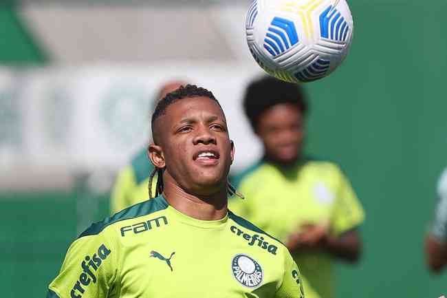 O jogador Danilo, do Palmeiras, durante treinamento, na Academia de Futebol do clube