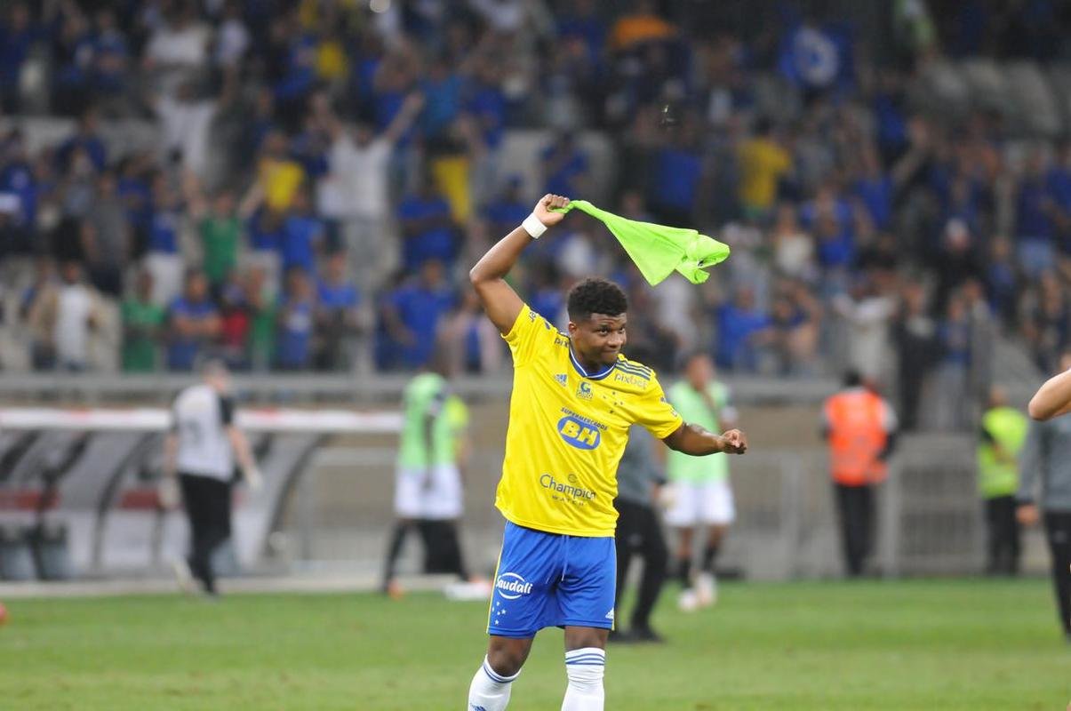 Fotos da grande festa da torcida e do time do Cruzeiro aps a vitria sobre o Operrio, por 1 a 0, que aproximou o time celeste do acesso  Srie A