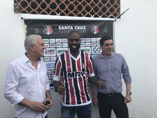 Grafite chegou a acertar a renovao contratual com o Santa Cruz para 2018 e foi apresentado oficialmente depois de longa negociao com o clube. Mas o atacante decidiu que no ajudar o Tricolor em campo durante a temporada na Srie C do Brasileiro