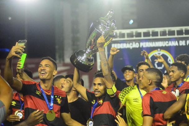 Aps um 2 a 2 no tempo normal, Tlio defendeu o pnalti de Carlo e ajudou o Sport a vencer a disputa na marca da cal por 5 a 4
